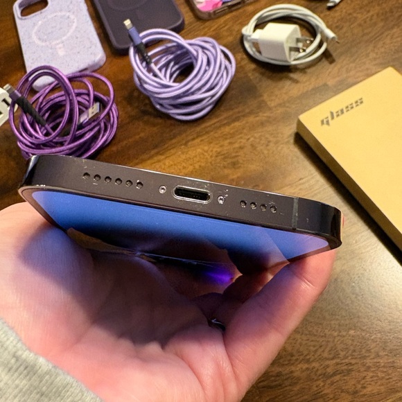 Apple iPhone 14 Pro Max Bundle in Deep Purple - UNLOCKED - 128 GB - MINT! - Picture 4 of 9